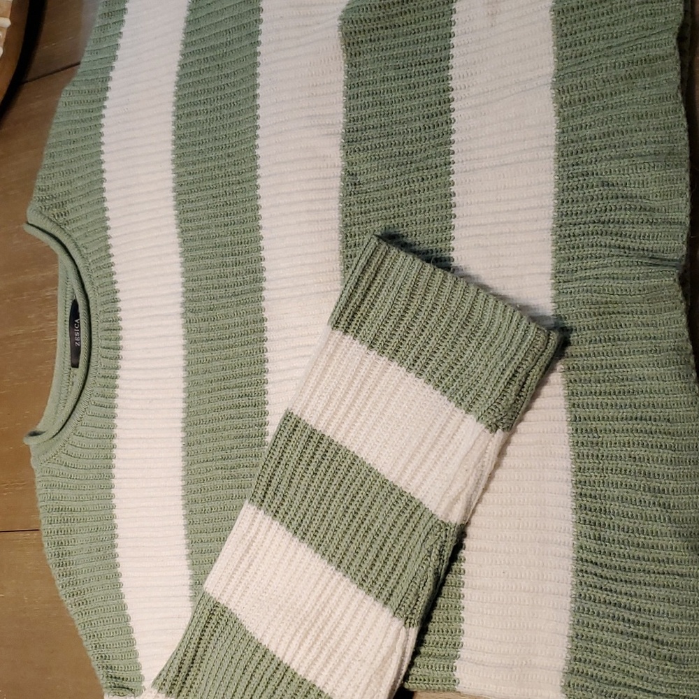 Soft Zesica Green and White striped sweater with wide sleeves and oversized.